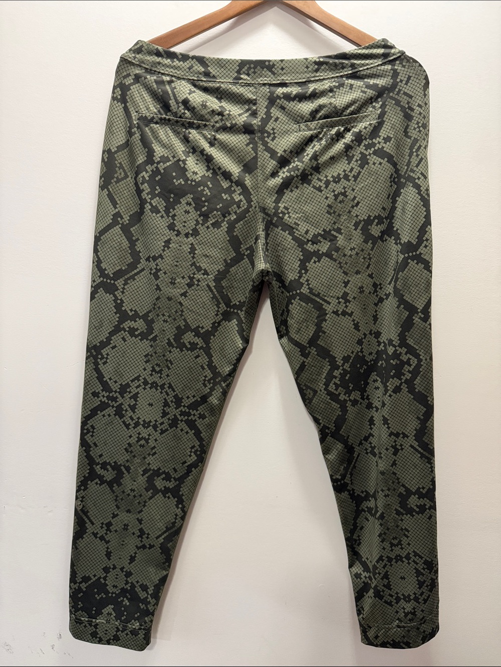 Lululemon Women’s Olive Snake-Print Performance Leggings Size 33 Waist, L34, I25